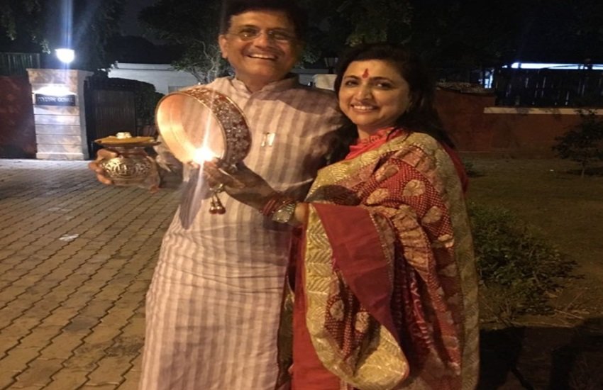 केन्द्रीय रेल मंत्री पीयूष गोयल ने भी चांद को देखकर व्रत खोलती अपनी पत्नी की पिक्चर सोशल मीडिया पर शेयर की।