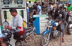 पेट्रोल-डीजल के दामों में कमी: जानिए दिल्‍ली, चेन्‍नई, मुंबई, बेंगलुरु और गुजरात में क्‍या है कीमत