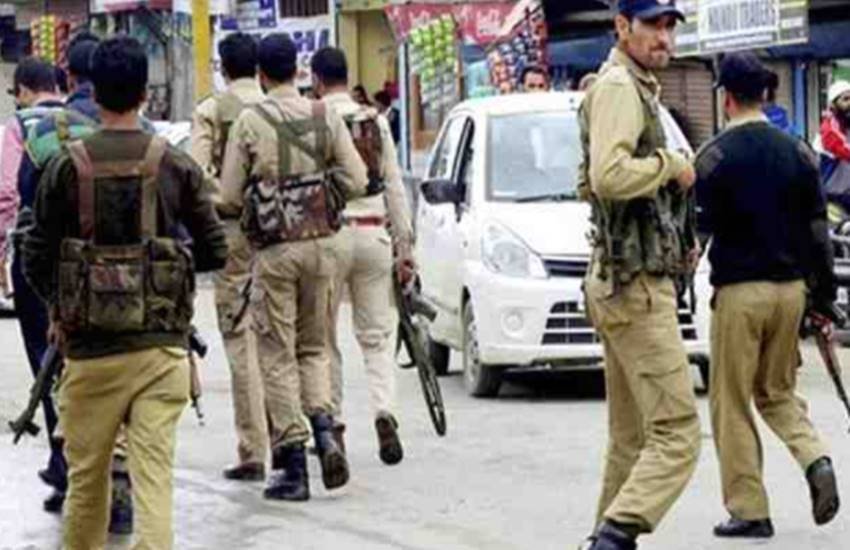 जम्मू-कश्मीर में गश्त करता पुलिस बल। (फाइल फोटो)