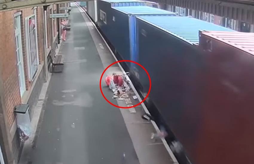 ब्रिटेन के नूनिएटन स्टेशन पर महिला बिना बच्चा गाड़ी में ब्रेक लगाए ही पास में गई थी, तभी वह ट्रेन से जा टकराई। 