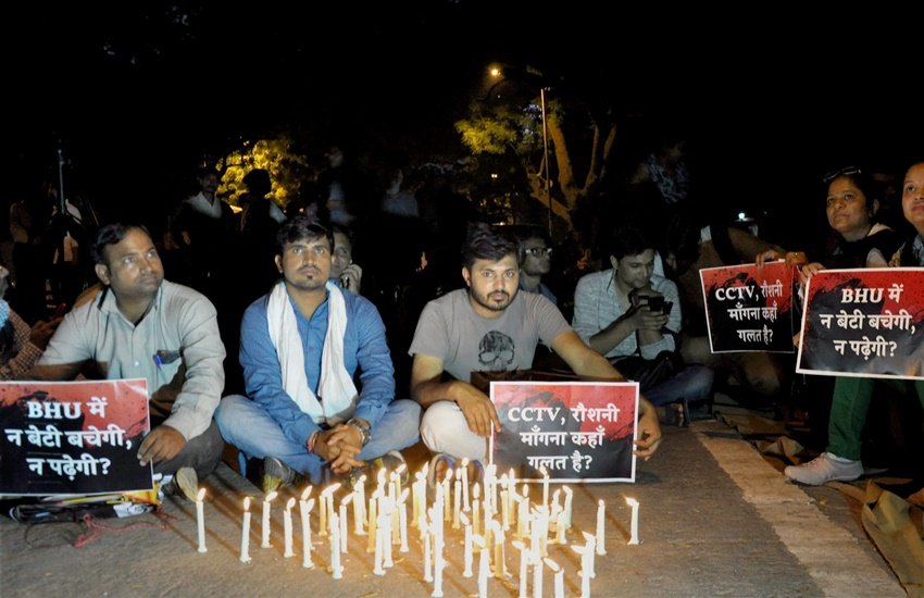 महिलाओं के खिलाफ होने वाली हिंसात्मक घटनाओं के खिलाफ दिल्ली के हौज खास विलेज इलाके में एक पार्क के भीतर तख्ती लेकर विरोध प्रदर्शन जताती नागालैंड की युवती। (फाइल फोटोः ओइनम आनंद) 
