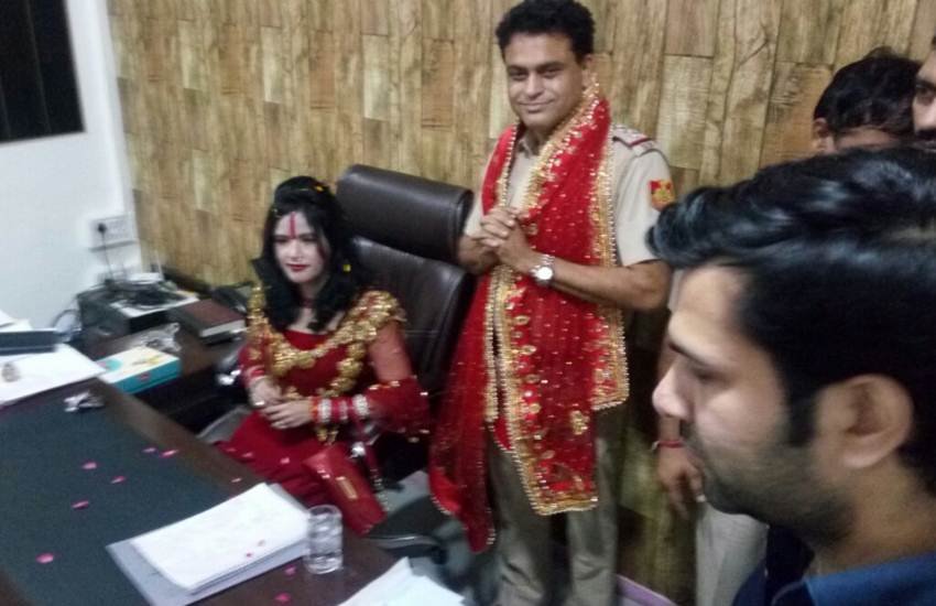 थाने पर राधे मां की जबर्दस्‍त खातिरदारी, SHO ने कुर्सी पर बैठाकर ओढ़ी लाल चुनरी; लगाए जयकारे