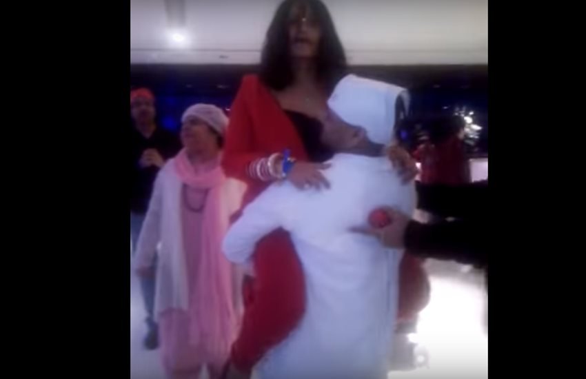 राधे मां की ये तस्वीर वीडियो का स्क्रीनशॉट है।