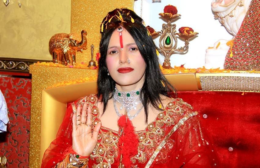अक्सर विवादों में रहने वालीं धर्मगुरु राधे मां इन दिनों अपनी अंग्रेजी को लेकर सुर्खियों में हैं। उनके स्टाइल को देख-सुन आप भी लोट-पोट हो जाएंगे।  अक्सर विवादों में रहने वालीं धर्मगुरु राधे मां इन दिनों अपनी अंग्रेजी को लेकर सुर्खियों में हैं। उनके स्टाइल को देख-सुन आप भी लोट-पोट हो जाएंगे।