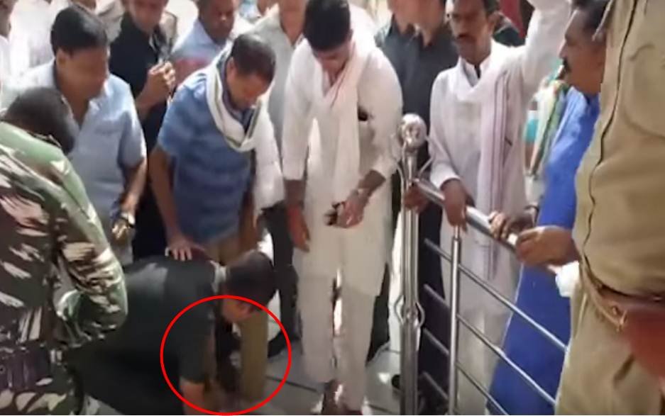 VIDEO: कांग्रेस नेता ने मंदिर के बाहर सिक्योरिटी गार्ड से उतरवाए जूते, वीडियो वायरल