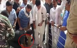 VIDEO: कांग्रेस नेता ने मंदिर के बाहर सिक्योरिटी गार्ड से उतरवाए जूते, वीडियो वायरल