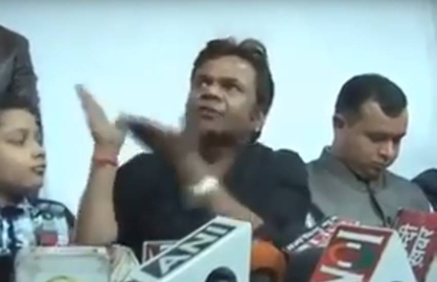 राजपाल यादव की ये तस्वीर वायरल वीडियो का स्क्रीनशॉट है।