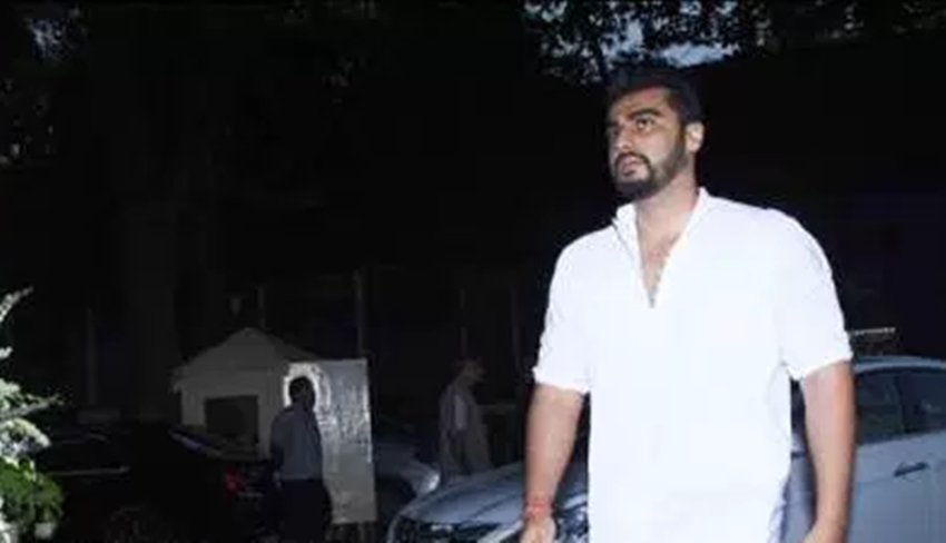 rani mukerji, rani muker father, rani mukerji father prayer meet, amitabh bachchan, abhishek bachchan, aishwarya, ranveer singh, aamir khan, ranveer rani father prayer meet, ranveer singh images, rani mkukerji father prayer meet images, kareena kapoor, karisma kapoor, rani mukerji images, rani mukherjee, rani mukerji mother