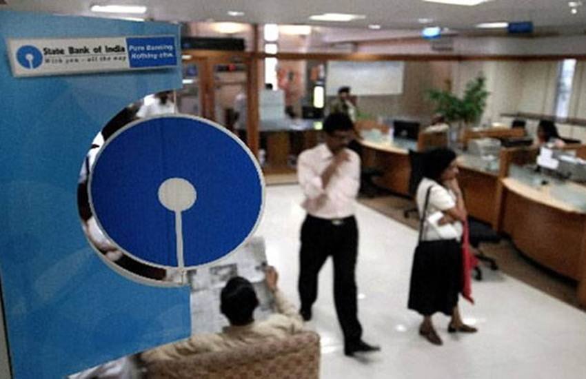 एसबीआई मिनिमम बैलेंस की मौजूदा सीमा को कम करने पर विचार कर रहा है। (प्रतीकात्‍मक फोटो)
