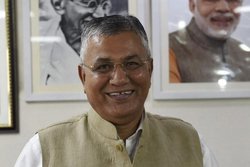 संपादकीयः मुखौटे के पीछे