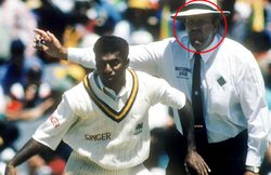 OMG !! क्रिकेट जगत फिर से शर्मसार, पूर्व अंपायर डेरेल हेयर ने की चोरी