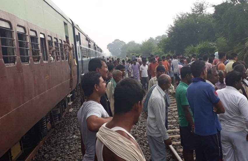 हॉन्ग कॉन्ग के एक स्टेशन पर महिला कर्मचारी अपनी सहयोगी से बात कर रही थी, तभी वह अधेड़ शख्स उसके पीछे से आया था। 