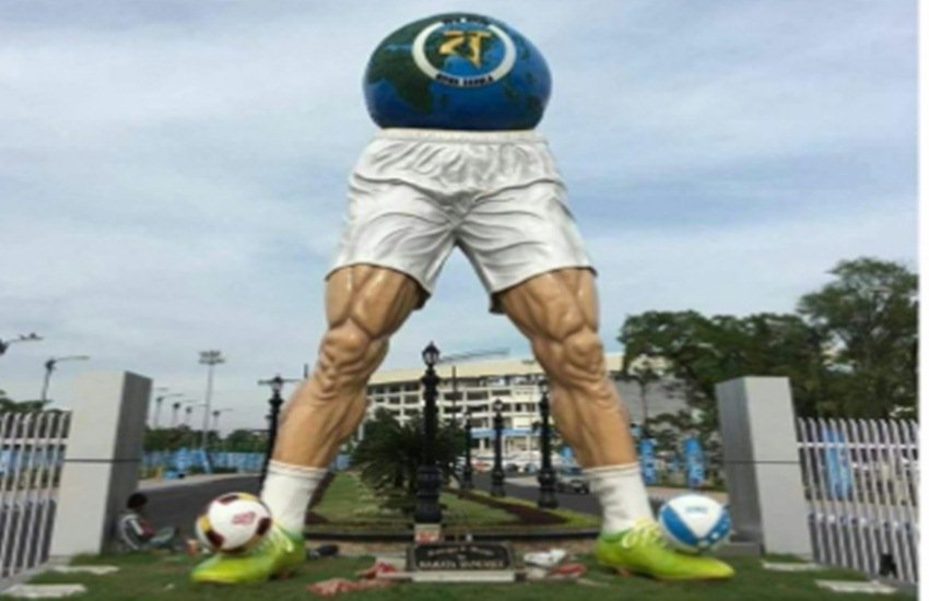 गुरुवार को यह मूर्ति स्टेडियम के मुख्य गेट पर रखी गई जिसका सोशल मीडिया पर खूब मजाक उड़ाया जा रहा है। (Photo Source: Twitter)