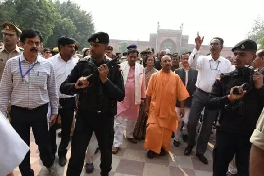 adityanath taj mahal photos, taj mahal photos, yogi in taj mahal, taj mahal controversy, yogi adityanath images, up cm, agra, adityanath in agra images, adityanath agra visit pics, yogi agra pictures, jansatta