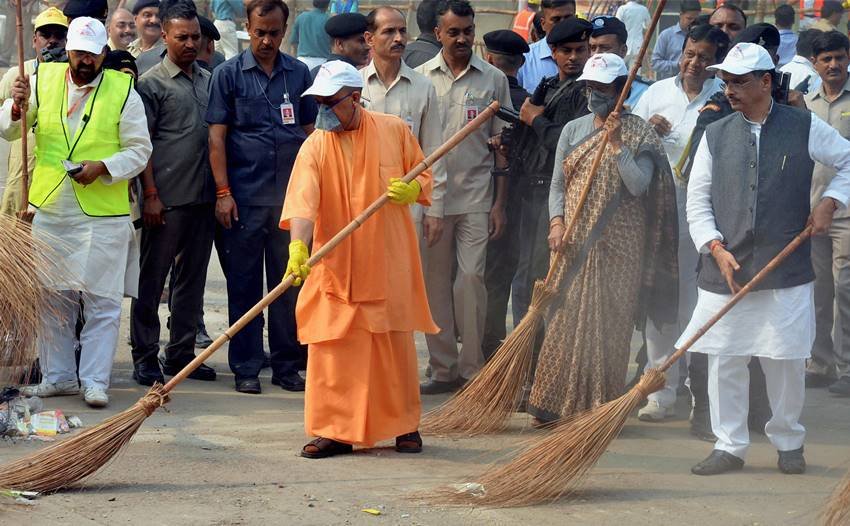 adityanath taj mahal photos, taj mahal photos, yogi in taj mahal, taj mahal controversy, yogi adityanath images, up cm, agra, adityanath in agra images, adityanath agra visit pics, yogi agra pictures, jansatta