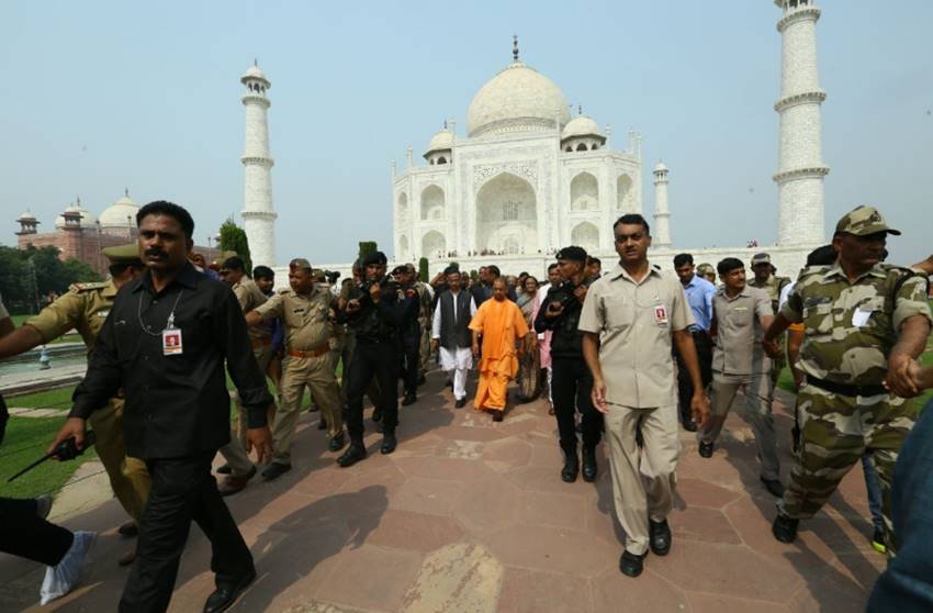 adityanath taj mahal photos, taj mahal photos, yogi in taj mahal, taj mahal controversy, yogi adityanath images, up cm, agra, adityanath in agra images, adityanath agra visit pics, yogi agra pictures, jansatta