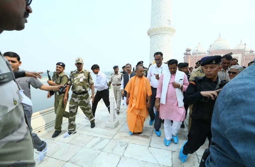 adityanath taj mahal photos, taj mahal photos, yogi in taj mahal, taj mahal controversy, yogi adityanath images, up cm, agra, adityanath in agra images, adityanath agra visit pics, yogi agra pictures, jansatta
