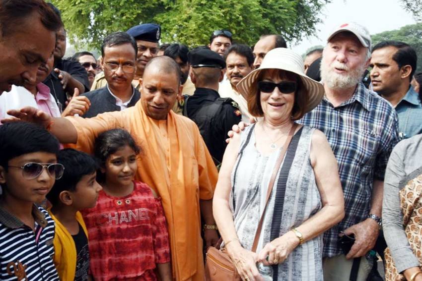 adityanath taj mahal photos, taj mahal photos, yogi in taj mahal, taj mahal controversy, yogi adityanath images, up cm, agra, adityanath in agra images, adityanath agra visit pics, yogi agra pictures, jansatta
