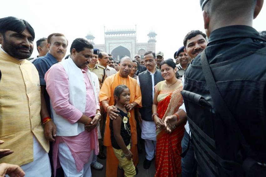 adityanath taj mahal photos, taj mahal photos, yogi in taj mahal, taj mahal controversy, yogi adityanath images, up cm, agra, adityanath in agra images, adityanath agra visit pics, yogi agra pictures, jansatta