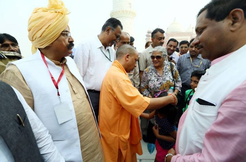 adityanath taj mahal photos, taj mahal photos, yogi in taj mahal, taj mahal controversy, yogi adityanath images, up cm, agra, adityanath in agra images, adityanath agra visit pics, yogi agra pictures, jansatta