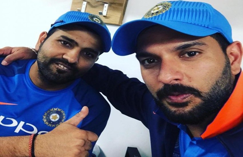 युवराज सिंह और रोहित शर्मा सेल्फी लेते हुए। युवराज सिंह और रोहित शर्मा सेल्फी लेते हुए।