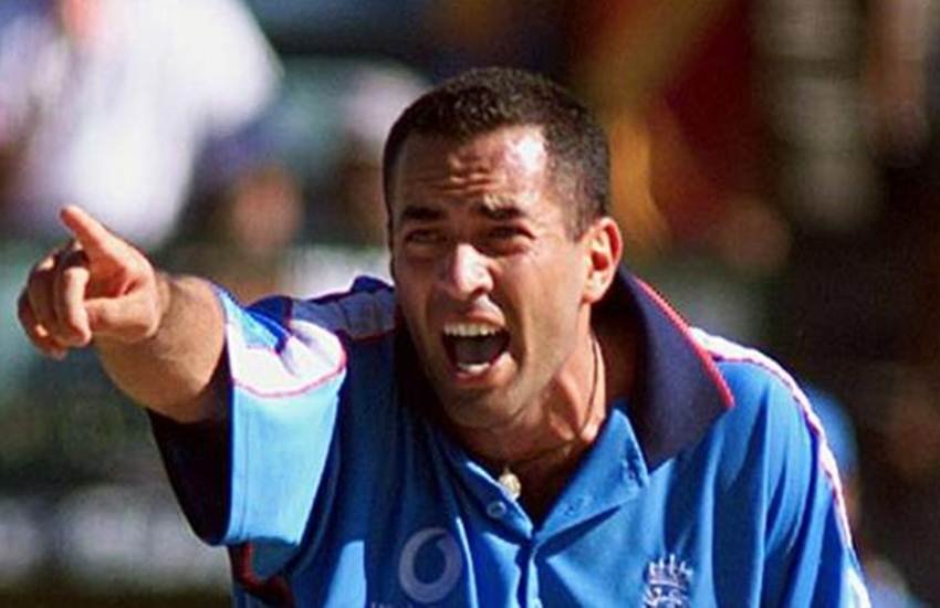adam hollioake, Cricketer