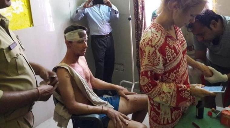 स्विस नागरिक क्वैंटीन जेरेमी क्लेर्क और उनकी महिला मित्र मैरी ड्रोज 30 सितंबर को भारत पर्यटन करने आए थे। इसी क्रम में बीते रविवार को फतेहपुर सीकरी घूमने गए थे। वहां रेलवे स्टेशन पर कुछ युवकों ने उनका पीछा किया। वे मैरी ड्रोज के साथ सेल्फी लेने की जिद करने लगे। क्लेर्क ने उनका विरोध किया। नतीजा यह हुआ कि उन असामाजिक तत्त्वों ने दोनों पर्यटकों को मारपीट कर घायल कर दिया। 