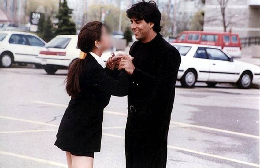 Akshay Kumar, Juhi Chawla, Bollywood actress Juhi Chawla, Juhi Chawla watch, Akshay Kumar disappeard co-star Juhi Chawla watch, Akshay Kumar hand cleansing too are big players, Akshay Kumar know's Haath ki safai, Bollywood News, Bollywood News in Hindi, Entertenment news in Hindi, Viral story in Hindi, Latest news in Hindi, Jansatta