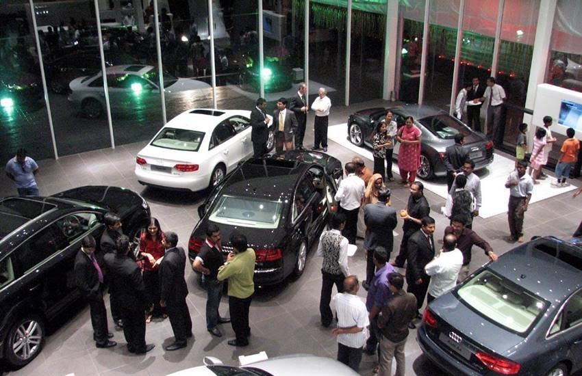 फैस्टिव डिस्काउंट: कार त्योहार के सीजन में खरीदते हैं तो उस समय कंपनियां और डीलर भी कारों पर ऑफर देते हैं। साथ ही कुछ फ्री एक्सेसरीज भी देते हैं। वहीं बैंक भी लोन लेने पर कम ब्याज दर का ऑफर देते हैं।