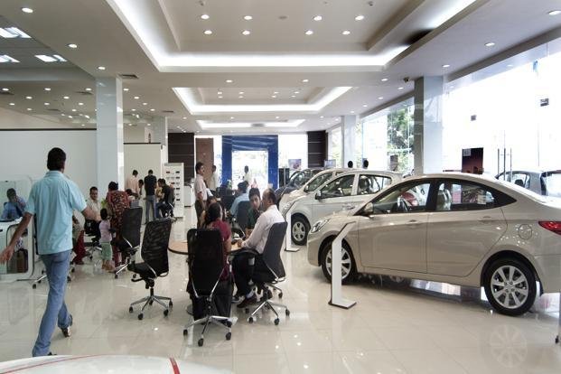 महीने के आखिर में: महीने के आखिर में डीलर और सेल्सपर्सन टारगेट पूरे करने में लगे होते हैं। इस वक्त अच्छी डील्स मिल जाती हैं। कार फाइनल करने से पहले एक ही कंपनी के अलग अलग शोरूम पर जाकर पता कर लें कि कौन कितना डिस्काउंट दे सकता है।