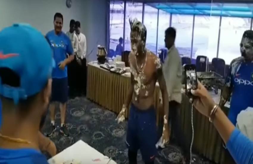 धोनी, कोहली सहित पूरी टीम ने हार्दिक पांड्या का कर दिया ये हाल, वीडियो शेयर कहा- सबसे लूंगा बदला