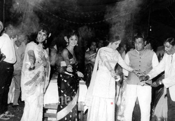 asha parekh, raj kapoor, nirupa roy, mumtaz, diwali pictures, bollywood diwali, bollywood diwali celebrations, bollywood diwali photos, asha parekh images, raj kapoor old photos, bina rai diwali, mumtaz duwali, mumtaz throwback photos, diwali throwback images, bollywood diwali celebrations