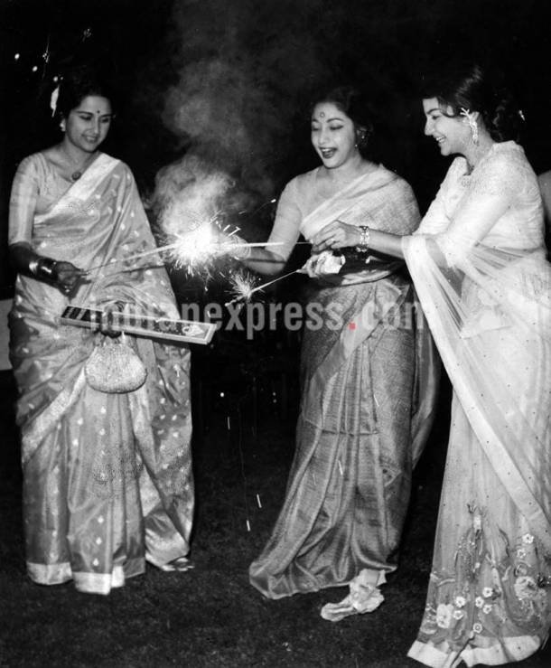 asha parekh, raj kapoor, nirupa roy, mumtaz, diwali pictures, bollywood diwali, bollywood diwali celebrations, bollywood diwali photos, asha parekh images, raj kapoor old photos, bina rai diwali, mumtaz duwali, mumtaz throwback photos, diwali throwback images, bollywood diwali celebrations