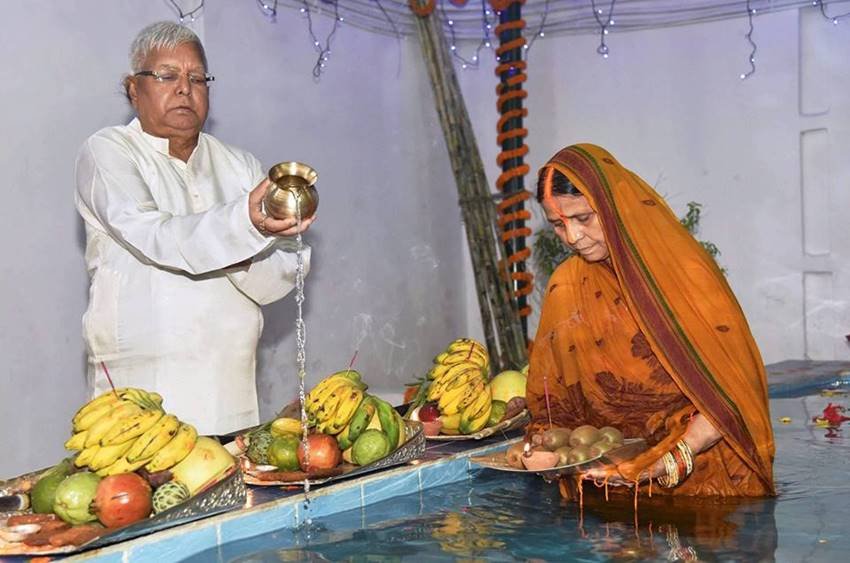 chhath puja, chhath puja 2017, chhath puja in hindi, lalu yadav, lalu prasad yadav, lalu yadav chhath puja, lalu yadav chhath puja image, lalu yadav chhath puja photos, chhath puja in bihar, chhath puja news