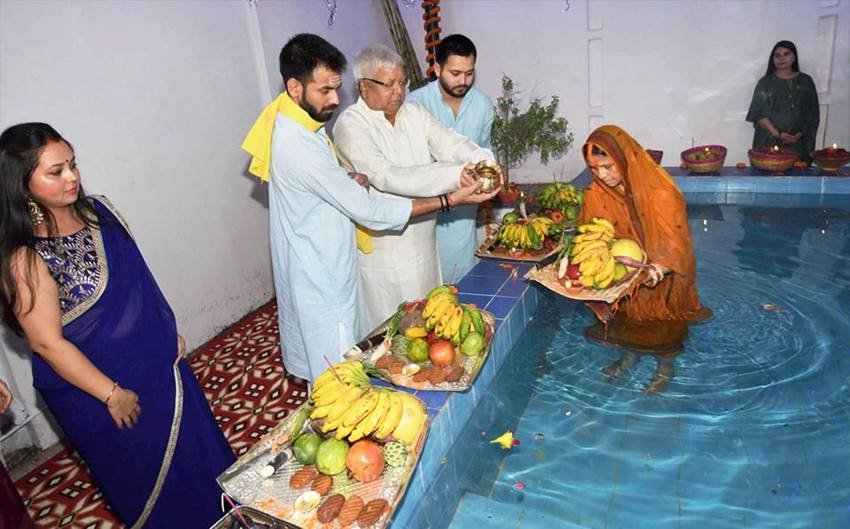chhath puja, chhath puja 2017, chhath puja in hindi, lalu yadav, lalu prasad yadav, lalu yadav chhath puja, lalu yadav chhath puja image, lalu yadav chhath puja photos, chhath puja in bihar, chhath puja news