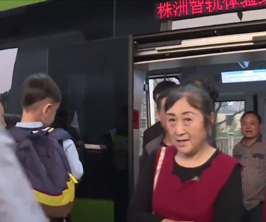 China Trackless train, China train, China rail corporation, China virtual track train, China news, Train news, China smart news, world first trackless train, world first smart train