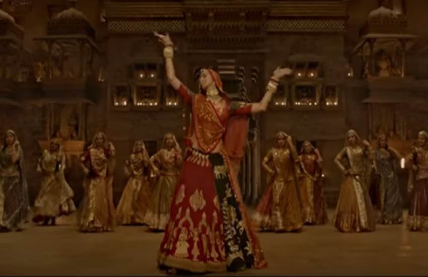 पद्मावती के घूमर गाने में दीपिका पादुकोण (सोर्स- सोशल) पद्मावती के घूमर गाने में दीपिका पादुकोण (सोर्स- सोशल)