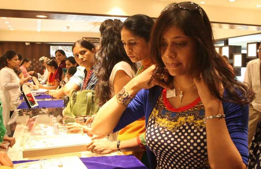 dhanteras, dhanteras 2017, dhanteras puja vidhi, dhanteras 2017 puja vidhi, dhanteras puja muhurat, dhanteras shopping muhurat, dhanteras puja time, dhanteras puja vidhi in hindi, dhanteras latest news, dhanteras worship time, latest news updates