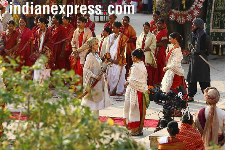ऐसे में कहीं मणिकर्णिका के सेट से शूटिंग की इतनी सारी फोटोज का लीक होना कंगना की ओर से दीपिका को जेलस फील कराना तो नहीं?