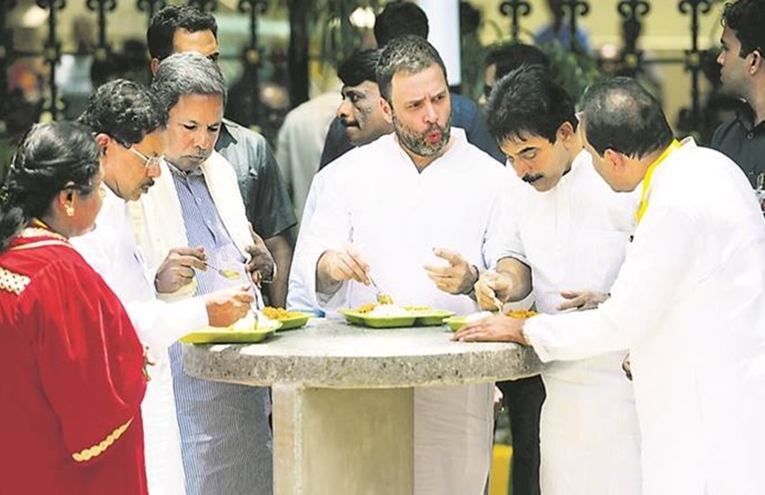 'इंदिरा कैंटीन' के उदघाटन के मौके पर कैंटीन में खाना खाते राहुल गांधी और कर्नाटक के सीएम सिद्धारमैया। (फाइल फोटो)