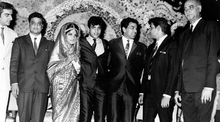 jeetendra shobha kapoor, ekta kapoor, ekta kapoor jeetendra, jeetendra kapoor shobha kapoor wedding anniversary, tusshan kapoor, jeetendra marriage, jeetendra wife, entertainment news