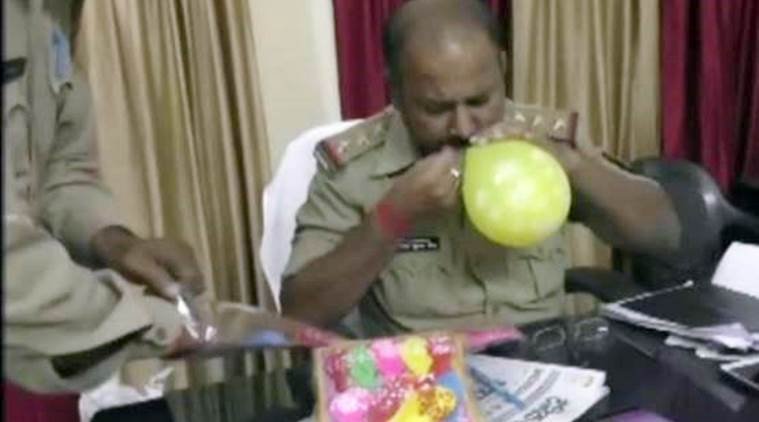  कानपुर में अंग्रेजी और उर्दू में 'आई लव पाकिस्तान' लिखे हुए गुब्बारे बरामद किए गए हैं। 