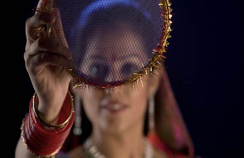 इसमें महिलाएं अपने पति की लम्बी उम्र के लिये व्रत रखकर कामना करती हैं। ऐसे में उन महिलाओं के पतियों द्वारा उन्हें शौचालय बनवाकर देना, बहुत बड़ा उपहार होगा। (फोटो सोर्स- इंडियन एक्सप्रेस)