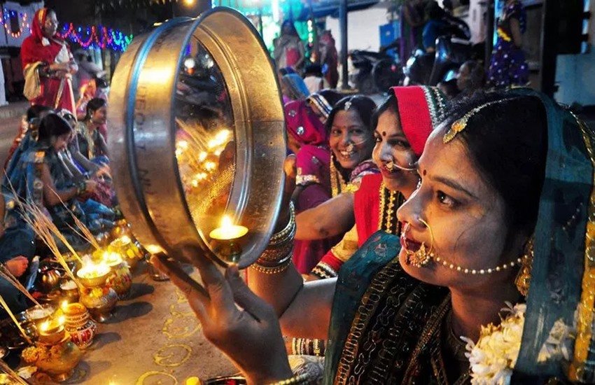 karwa chauth, karwa chauth 2017, karwa chauth story, karwa chauth kahani, karwa chauth kahani in hindi, karwa chauth katha, karwa chauth vrat katha, karwa chauth story in hindi, karwa chauth kahaani in hindi, karwa chauth katha in hindi, karwa chauth puja, karwa chauth puja 2017, karwa chauth puja story in hindi, religion news in hindi
