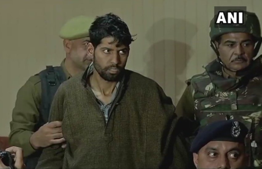 इन आतंकियों के पास से पुलिस को हथियार और गोलाबारुद बरामद हुआ है।