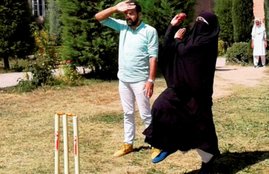 Insha, Cricket Player Insha, playing in Burqa and Hijab, Cricket Player in Baramulla Government, Baramulla Government Women College, Cricket in northern Kashmir, Cricket in Burqa and Hijab, Insha Cricket, State News, Jansatta