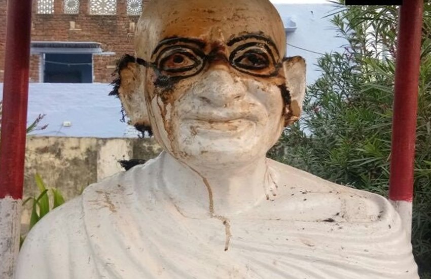 राष्ट्रपिता महात्मा गांधी की मूर्ति (फोटो सोर्स- एएनआई ट्विटर)