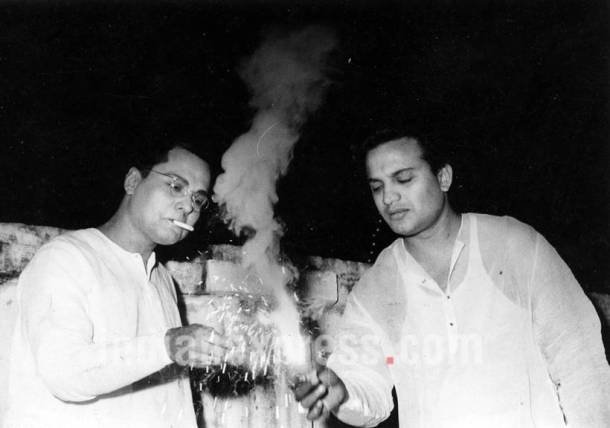 asha parekh, raj kapoor, nirupa roy, mumtaz, diwali pictures, bollywood diwali, bollywood diwali celebrations, bollywood diwali photos, asha parekh images, raj kapoor old photos, bina rai diwali, mumtaz duwali, mumtaz throwback photos, diwali throwback images, bollywood diwali celebrations
