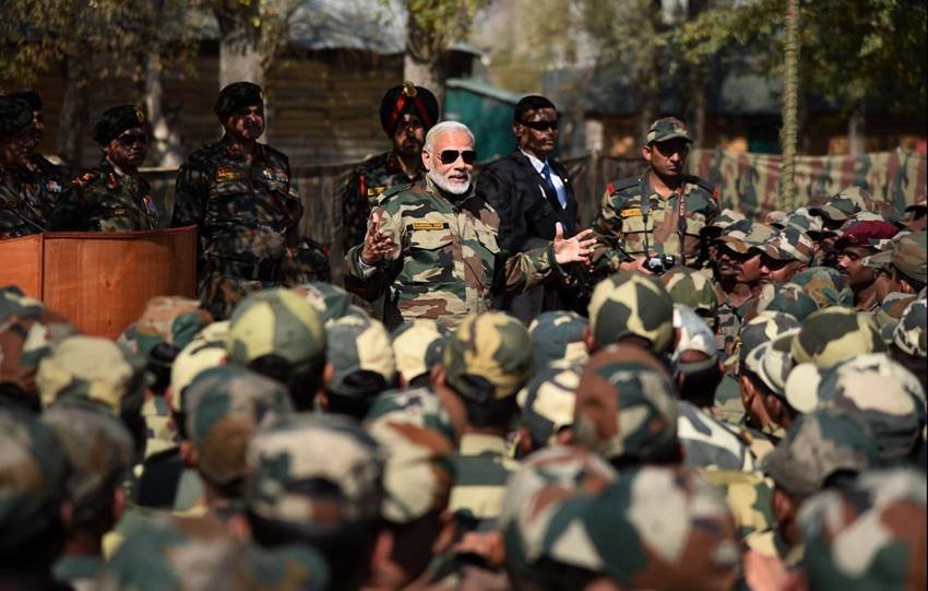 "Narendra modi, PM Modi, Diwali, Jammu Kashmir, gurez sector, pm modi celecrating diwali with Indian Army jawans, Bandipora, Jammu kashmir, Diwali, Diwali 2017, Diwali puja vidhi, Diwali puja shubh muhurat, Diwali puja vidhi in hindi, Diwali puja muhurat, Diwali puja, Diwali puja time, Diwali puja time 2017, Hindi news, Latest Hindi news, Jansatta