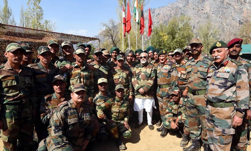 "Narendra modi, PM Modi, Diwali, Jammu Kashmir, gurez sector, pm modi celecrating diwali with Indian Army jawans, Bandipora, Jammu kashmir, Diwali, Diwali 2017, Diwali puja vidhi, Diwali puja shubh muhurat, Diwali puja vidhi in hindi, Diwali puja muhurat, Diwali puja, Diwali puja time, Diwali puja time 2017, Hindi news, Latest Hindi news, Jansatta